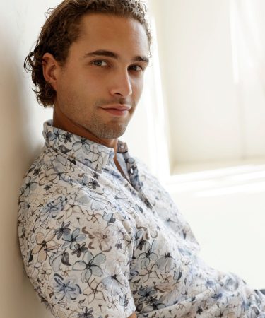 R2-Amsterdam-R132-campagnebeeld-met-logo-staand21