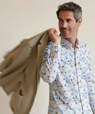 R2-Amsterdam-R132-campagnebeeld-met-logo-staand24